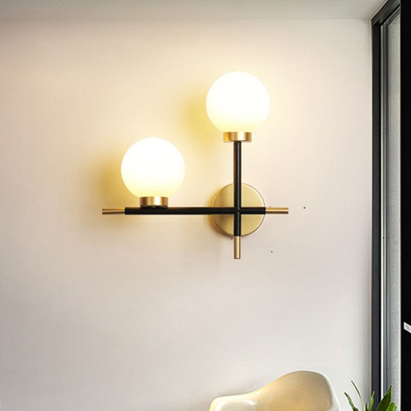 2-Bulb Milky Glass Sconce Lightture Modern Black Double Globe Salon Lampe murale avec conception de croix