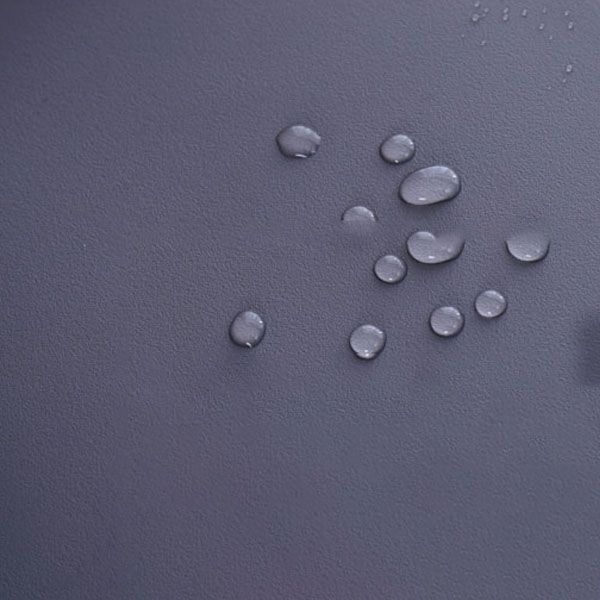 Sedia a braccio di plastica contemporanea.