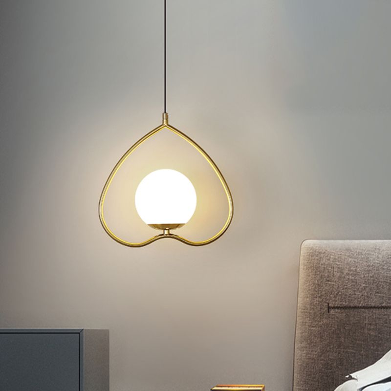 Pendulum singolo post-moderno Pendulum chiaro amante amante del cuore con telaio metallico e sfera di vetro opale