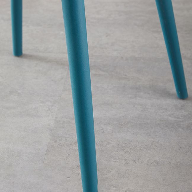 Sedia da cucina in plastica scandinava.