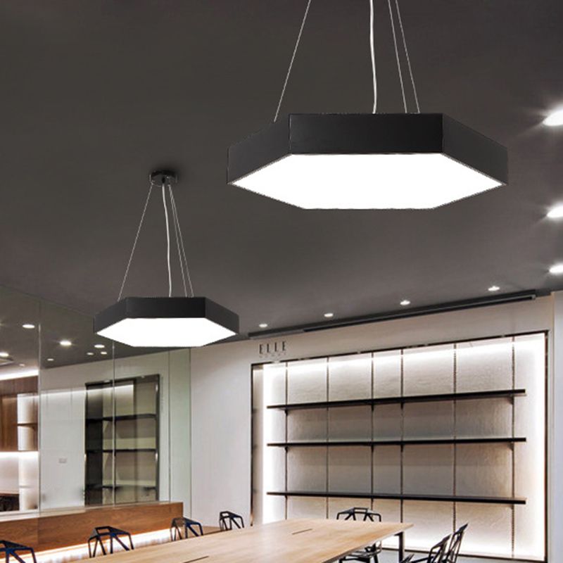 Metall sechseckiger Anhänger Deckenleuchte Einfachheit Schwarzes LED Hanges Licht mit Acryldiffusor