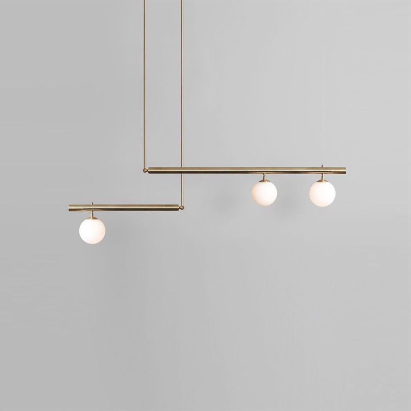 Minimalismo moderno Gold Metal Isola lineare Accensione a sospensione Globe Glass Island Affermazione Luce per soggiorno