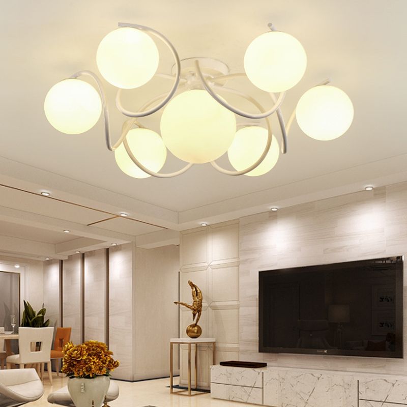 Weißer Glasball -Cluster Deckenleichter zeitgenössischer Einfachheitstil Semi Flush Mount Lampe mit Eisen kreativer Lampe Pfosten