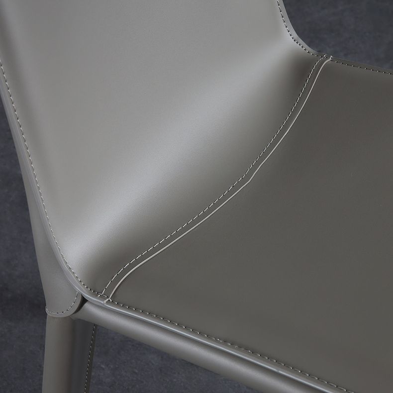 Silla lateral curvada de cuero contemporánea Silla Parsons con acabado mate