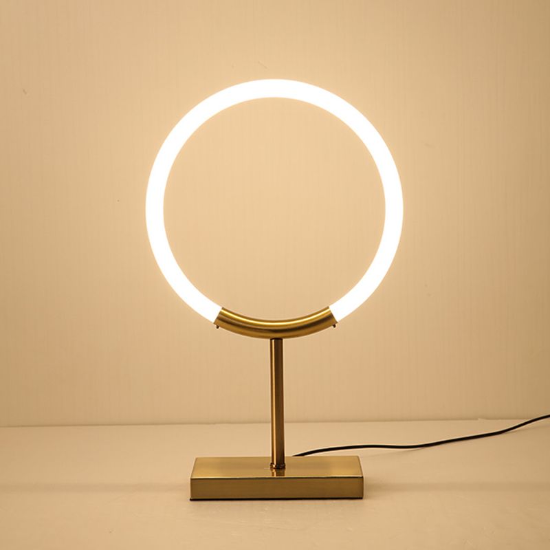 Acryl Halo -ringtafellamp Minimalistisch messing vergulde LED Night Stand Light voor slaapkamer