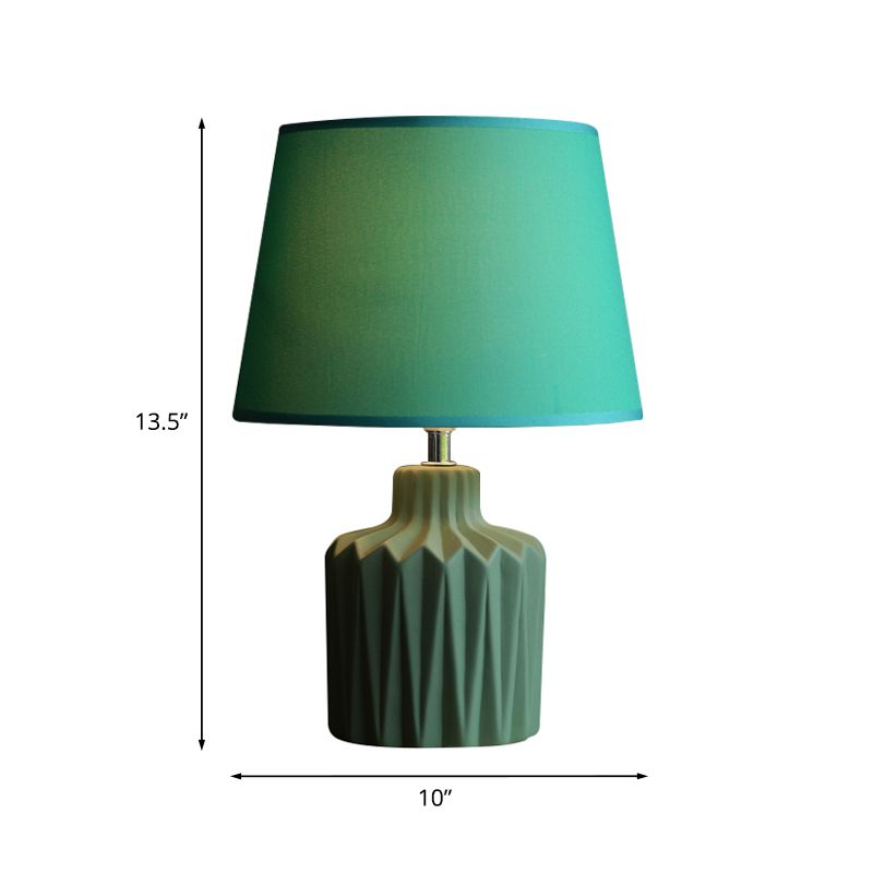 Grüne gerichtete Glasform-Tischlampe Nordic Keramic 1-Licht Wohnzimmer Nachttisch Licht mit sich verjüngter Lampenschirm