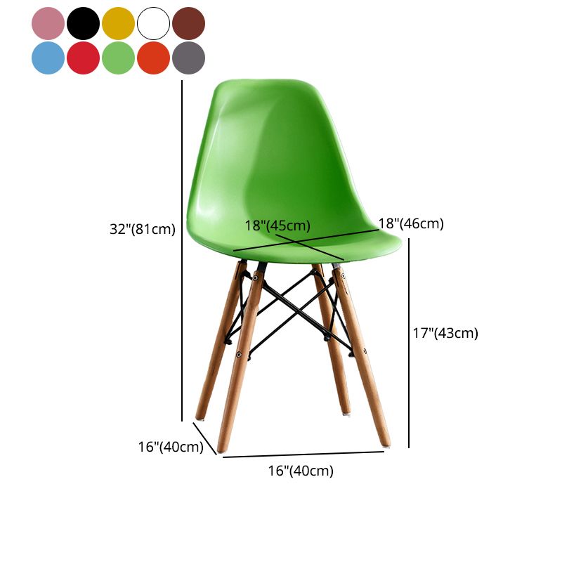Sedia da pranzo moderno moderno in legno.