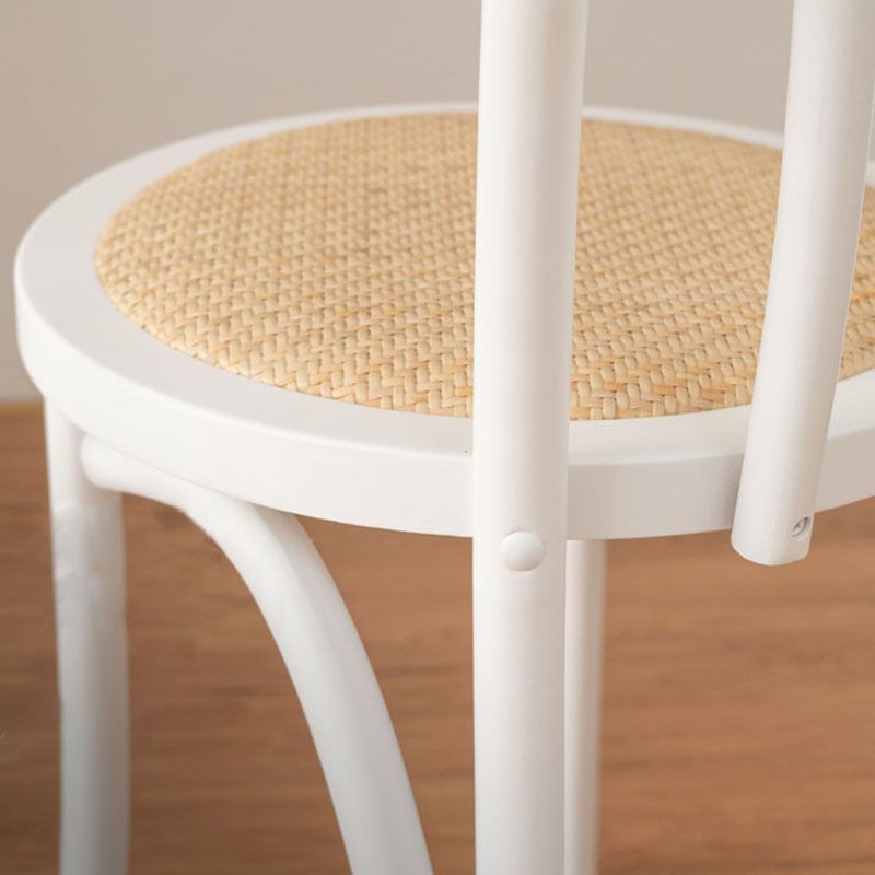 Le côté arrière de Windsor de conception contemporaine préside les chaises latérales en bois sans bras de jambes