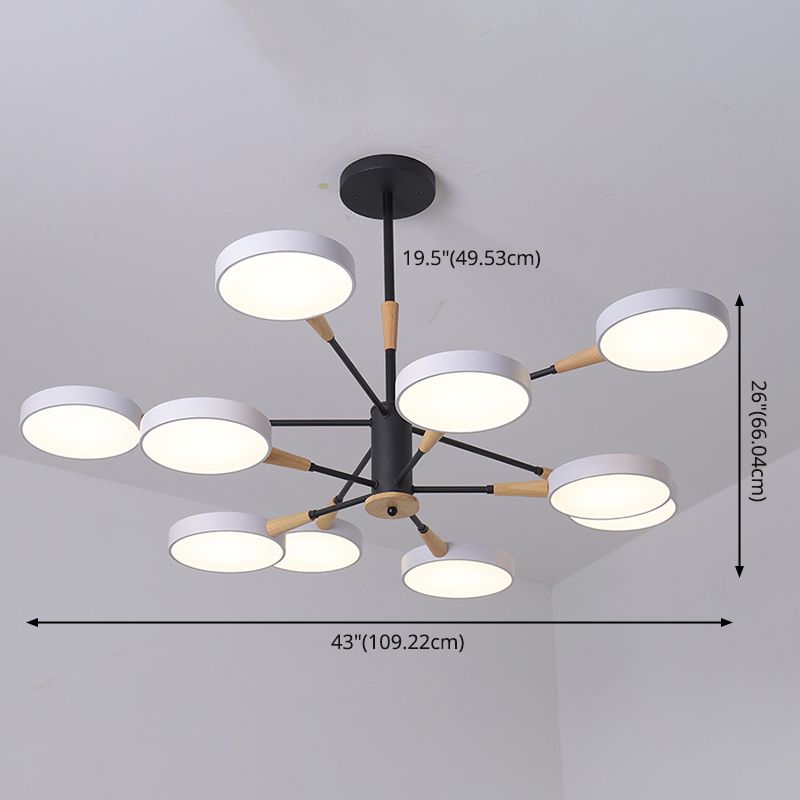 Apparecchiatura di illuminazione a sospensione dei cerchi metallici.