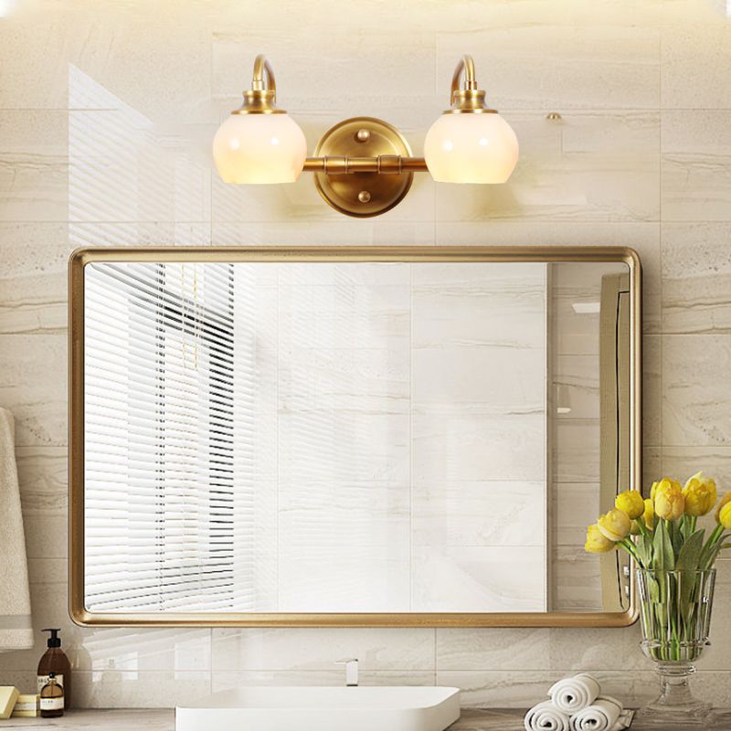 Messing Globale Wandbeleuchtung traditionelles weißes Glas 2/3 Köpfe Leuchte Leuchte mit Metallkrümmungsarm für Badezimmer