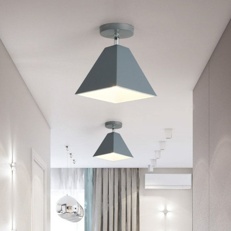 Luz montada en techo de pasillo de una sola bombilla metálica de montaje semi empotrado trapezoidal Simplicity