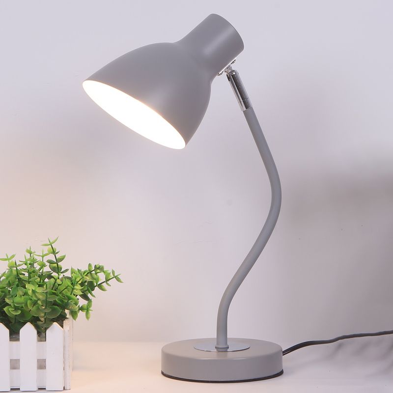 Stile moderno a forma di cono illuminazione da tavolo metallo 1 lampada da tavolo leggera per camera da letto