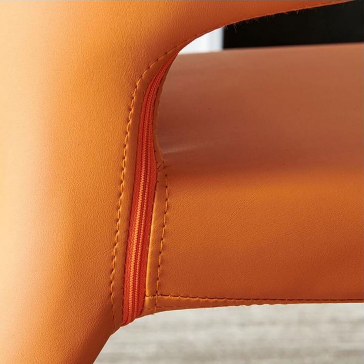 Silla de comedor individual con respaldo sólido y acabado mate de cuero estilo diseñador