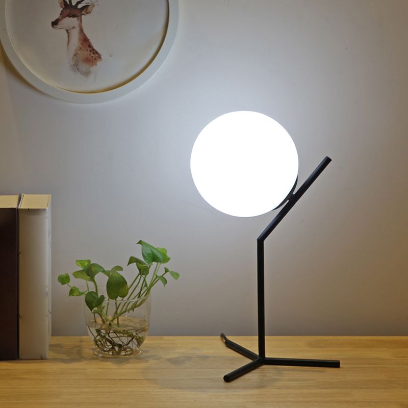 Moderne statief tafelverlichting metaal 1-licht slaapkamer nachtlampje met bal witte glazen schaduw
