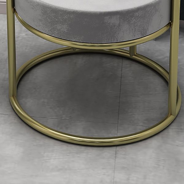 El comedor del metal del estilo nórdico preside el terciopelo que cena la silla para el uso del restaurante