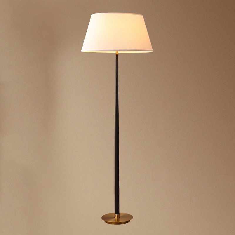 Iluminación de mesa de forma cónica de tela minimalista sala de estar lámpara de noche en negro