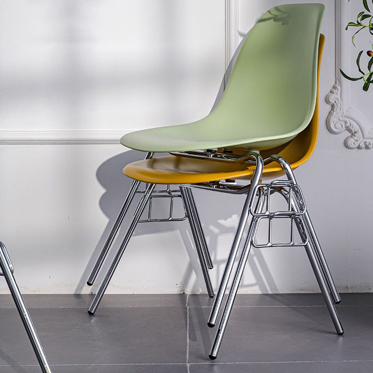 Minimalistische stijl vaste rug plastic stoel voor huisgebruik stapelbare armloze zijstoel