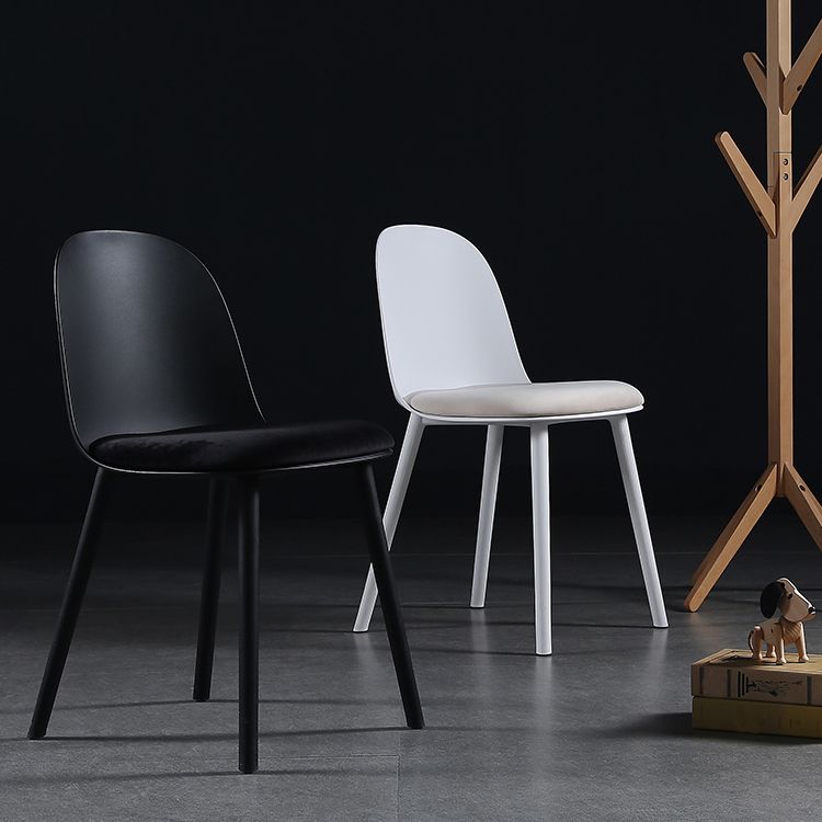 Silla auxiliar de comedor escandinavo de plástico Silla de comedor Parsons con acabado mate (juego de 4)