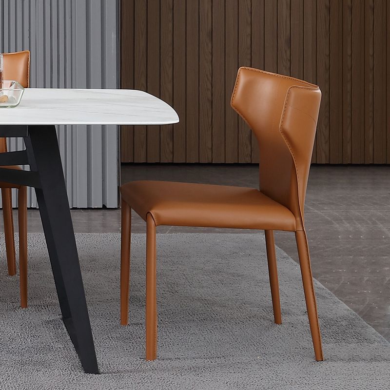 Silla lateral moderna con respaldo de orejas, silla de cuero con acabado mate para comedor