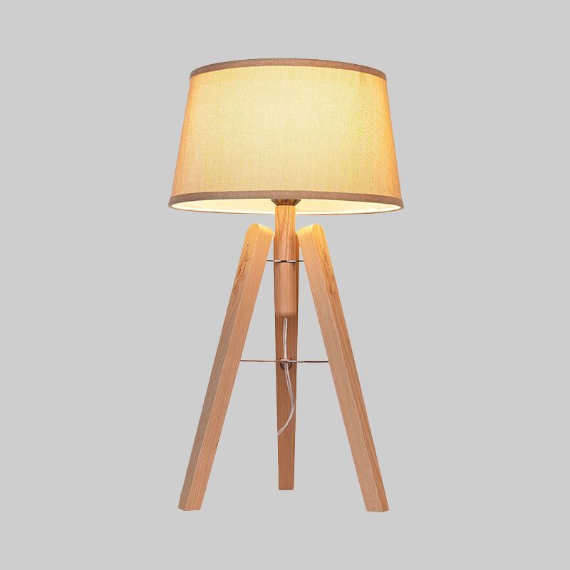 Lampada da comodino modernista a 1 lampadina con luce da scrivania affusolata in tessuto in marrone/beige con treppiede in legno