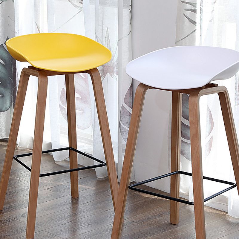Moderner Barhocker aus massivem Holz für den Innenbereich, Eimer-Thekenhocker mit Kunststoffsitz