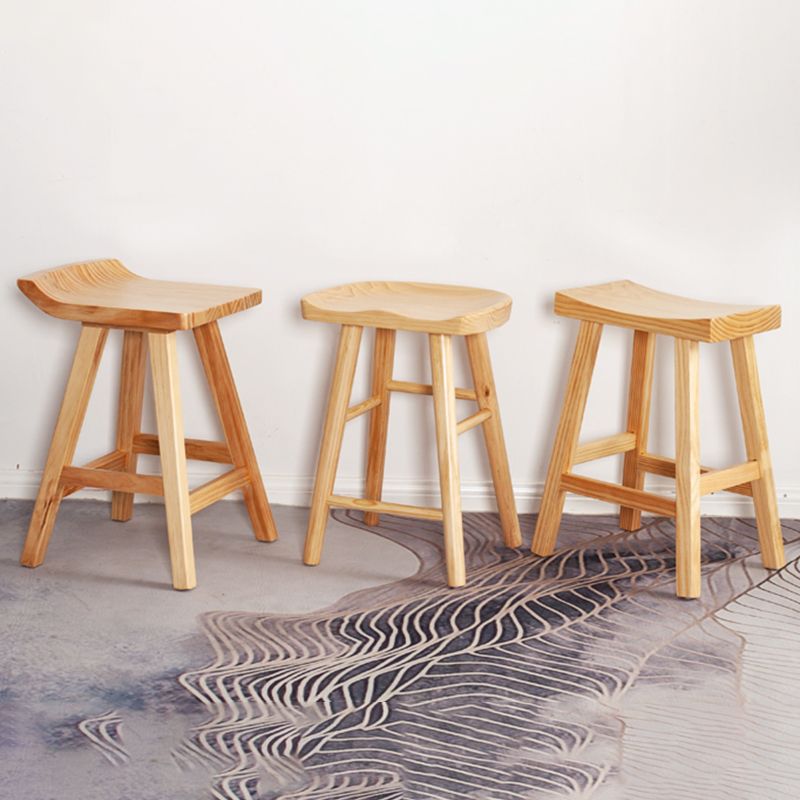 Zeitgenössischer klappbarer Barhocker aus massivem Holz für den Innenbereich mit Holzsitz und Fußstütze