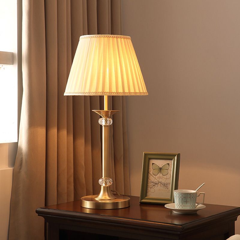 Lámpara de mesa sombreada de barril de tela Iluminación de mesita de noche moderna en oro para sala de estudio