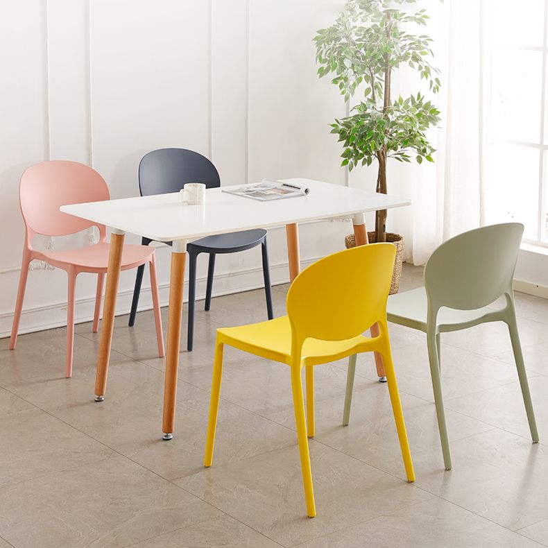 Plastic stapelbare armloze eetkamerstoelen open stoel met de achterkant (set van 4)