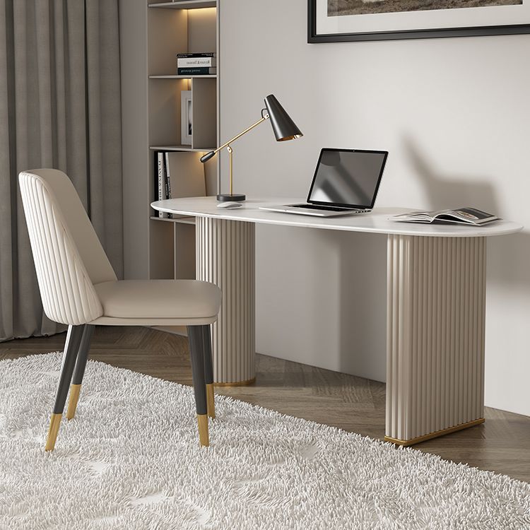 Table à manger ovale contemporaine en métal