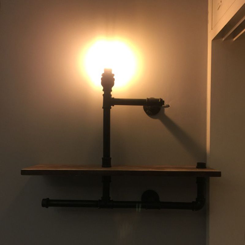 Industrielle Rohrleitungswand montierte Beleuchtung Metallic Wandleuchten in Schwarz mit Holzregal