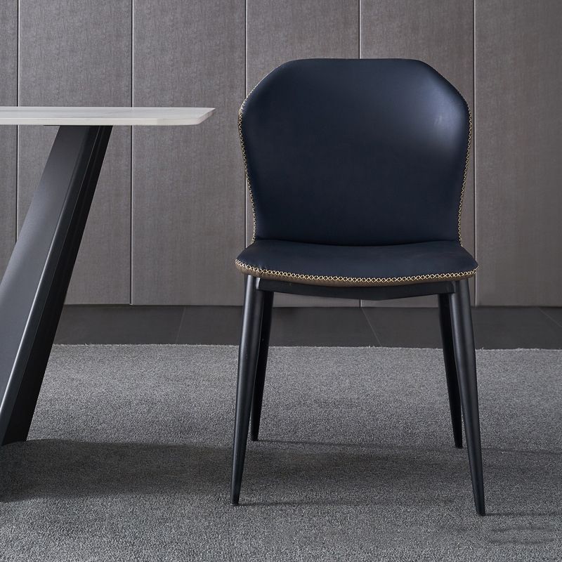 Silla lateral contemporánea con respaldo de orejas Silla sin brazos curvada de cuero con acabado mate