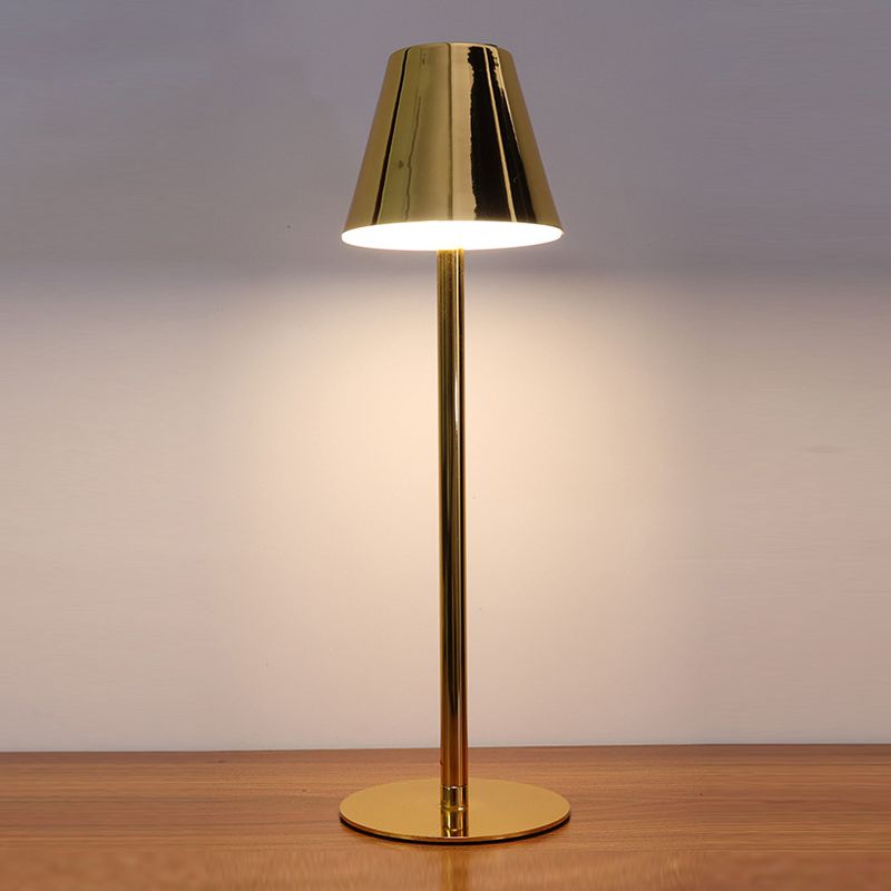 Lampada da tavolo contemporanea a 1 luce a cono in metallo a LED Light per sala da pranzo