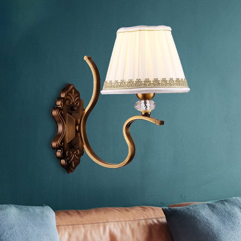 Gouden geplooide schaduw Wand SCONCE Traditionele stof 1/2-Bulb Wondkamer Wandgemonteerd licht met kristallen accent