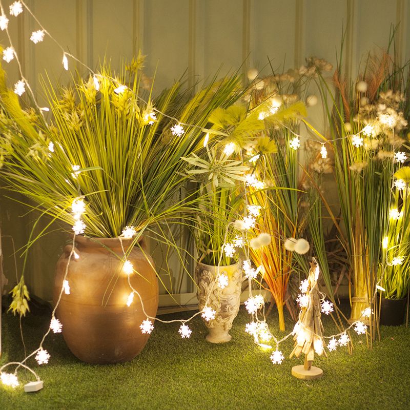 Battery Powered Snowflake LED String Light Decorative Plastic Festive Light for Indoor