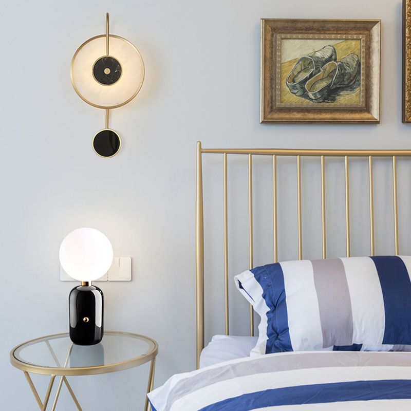 Lampada di sconde geometrica moderna lampada a parete in oro a 1 luce con tonalità di pietra bianca