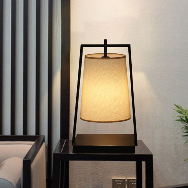 Lumo a 1 luci a 1 luci conico, lampada da comodino in tessuto in tessuto per finitura nera con telaio trapezoidico