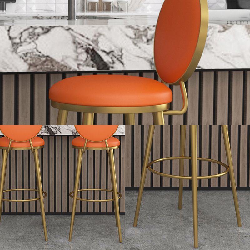 Taburete redondo Glam, taburete de bar de cuero sin brazos con respaldo bajo y patas de metal