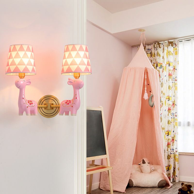 Giraffe Resin Monte a parete Light Kids Pink Wall Lighting con tonalità in tessuto modellato