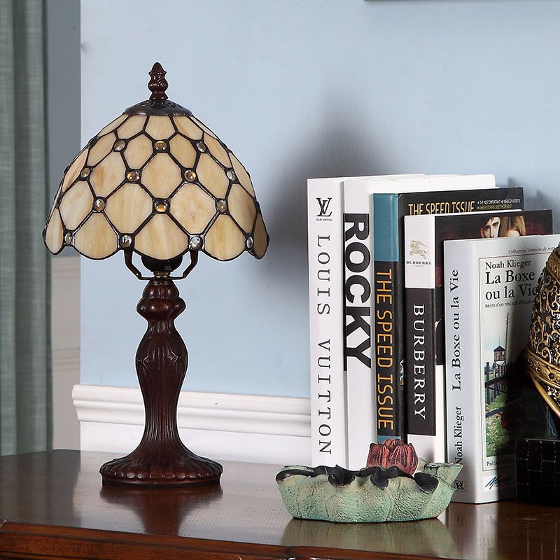 Lampada da comodino a lampadina singola Lampada da tavolo in vetro marrone chiaro con perline in stile Tiffany in marrone scuro per camera da letto