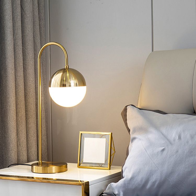 Una lampada da scrivania in metallo in stile decorazione postmoderna leggera per il soggiorno della camera da letto