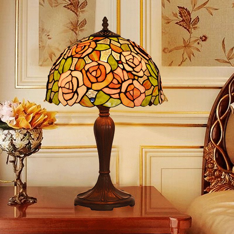 Bronze Single Nightand Light Tiffany Tachate Art Glass Peony Table Table avec une teinte à dôme