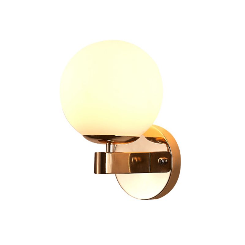 Opal Glass Ball Wall Lampe moderniste 1 tête Gold Sconce Lightture pour le salon