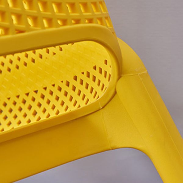 El plástico escandinavo que cena el brazo preside los sillones de cena interiores apilables