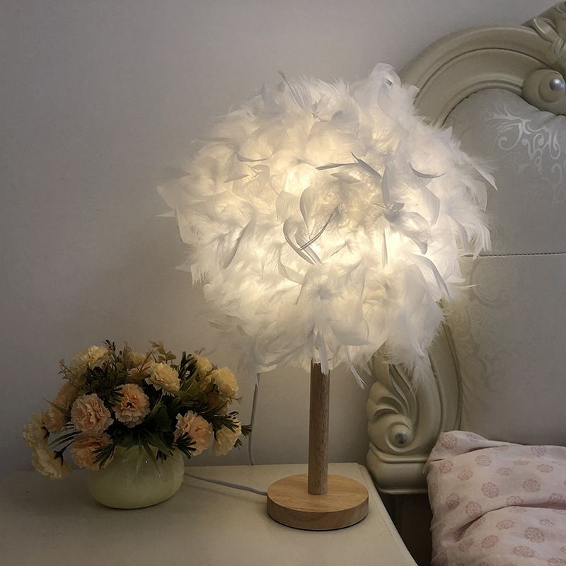 Lampada da comodino nordica a 1 testa Lampada da comodino a sfera bianca con paralume in piuma e base in legno