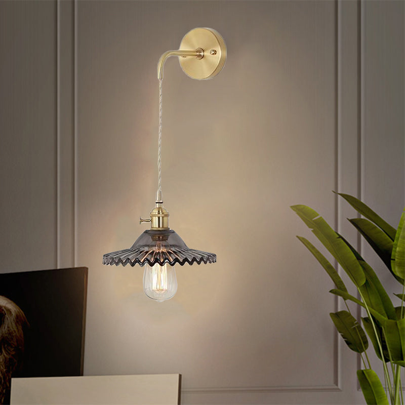 Fumato con lampada a parete industriale a 1 luce in ottone di ottone con vetro affumicato per la camera da letto
