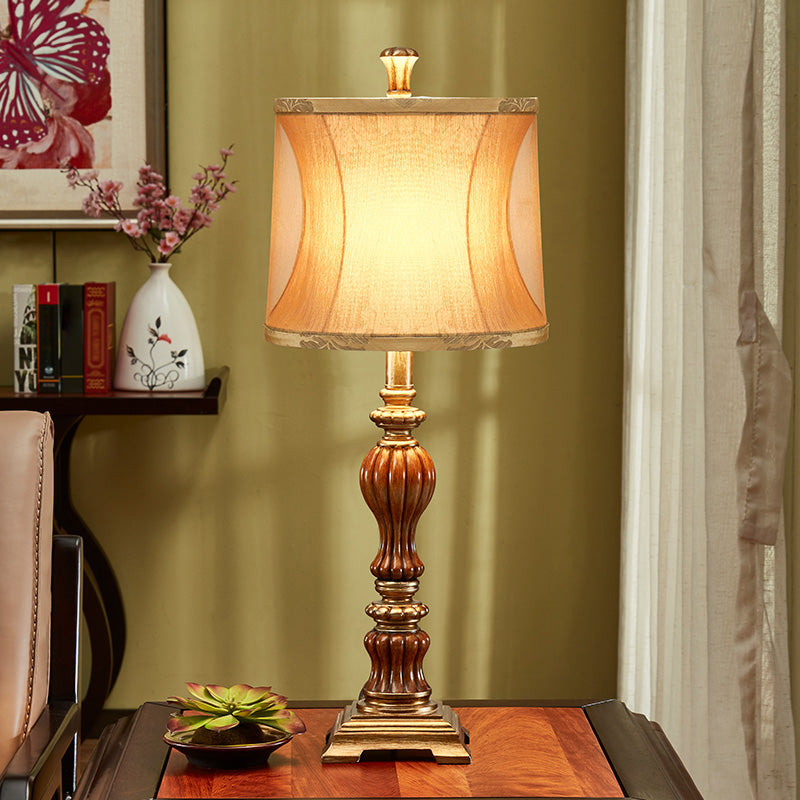 Lampada da comodino da soggiorno dal design a tamburo Lampada da scrivania marrone in tessuto stile retrò a 1 lampadina con piedistallo quadrato