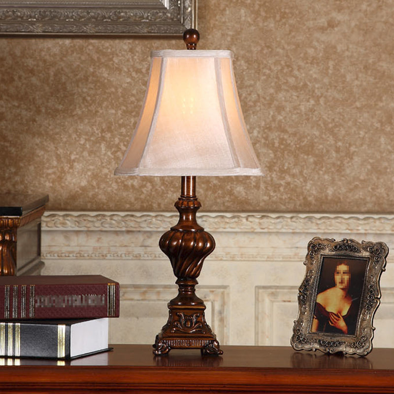 Résine brun night stand lampe urne en forme de base de table rustique 1 bulbe lumière avec de l'ombre en tissu
