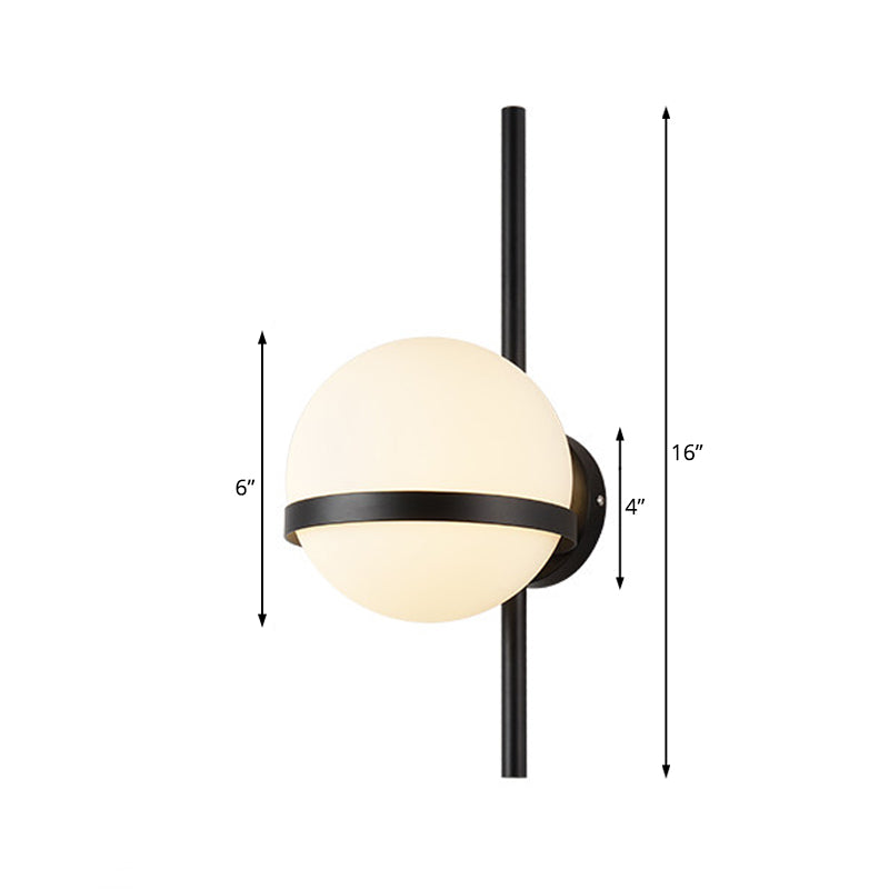 Zwart/gouden verticale wand sconce armatuur moderne 1 kop metalen wandlamp met een baan opaalglasschaduw, 6 "/8" breedte