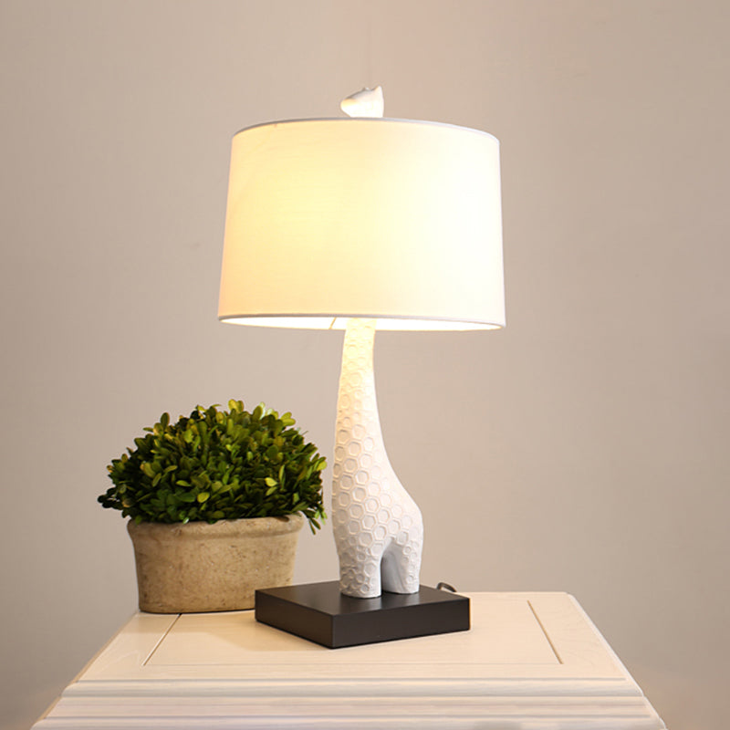 Weiße Single Drum Study Lampen Modernismus Stoff Lesen Lesen mit Giraffe -Basis für Schlafzimmer