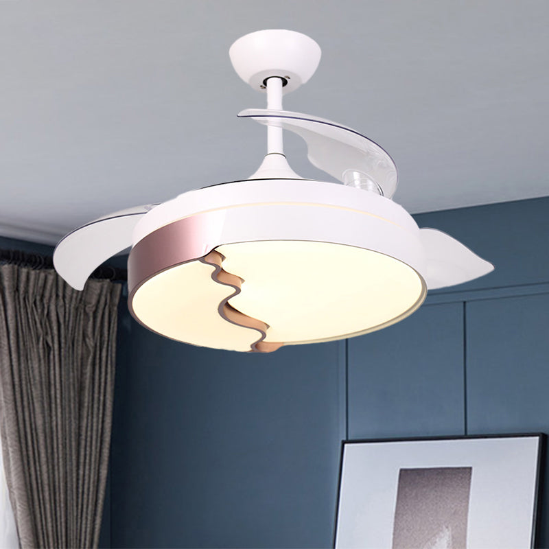 42,5 "Breittrommel halb Flush Mount Moderne Acrylweiße 4-Blade-LED-Pendellungslüftellicht mit Wellendesign